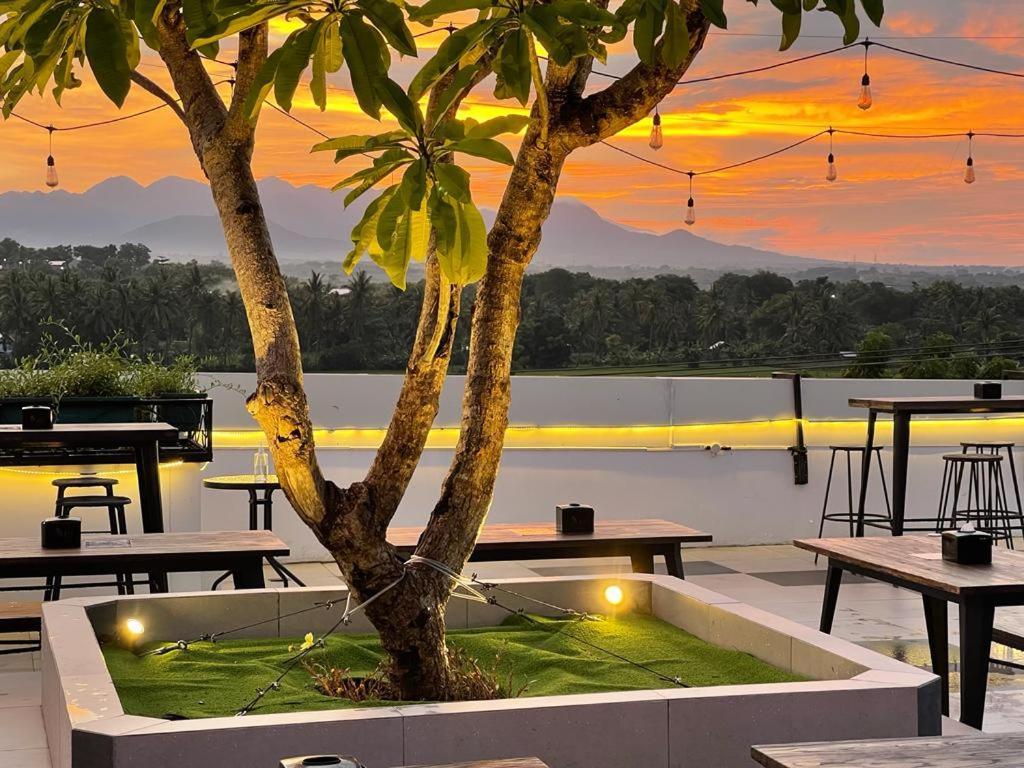 Kaloka Airport Hotel Sumbawa Besar Exterior foto