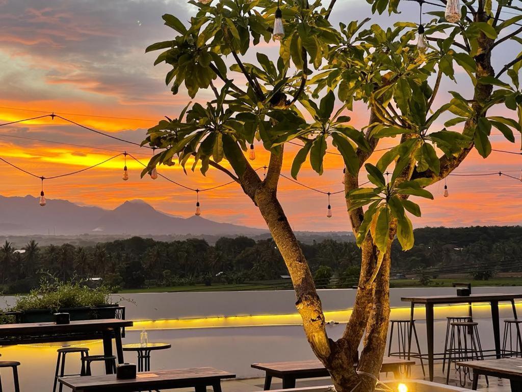 Kaloka Airport Hotel Sumbawa Besar Exterior foto