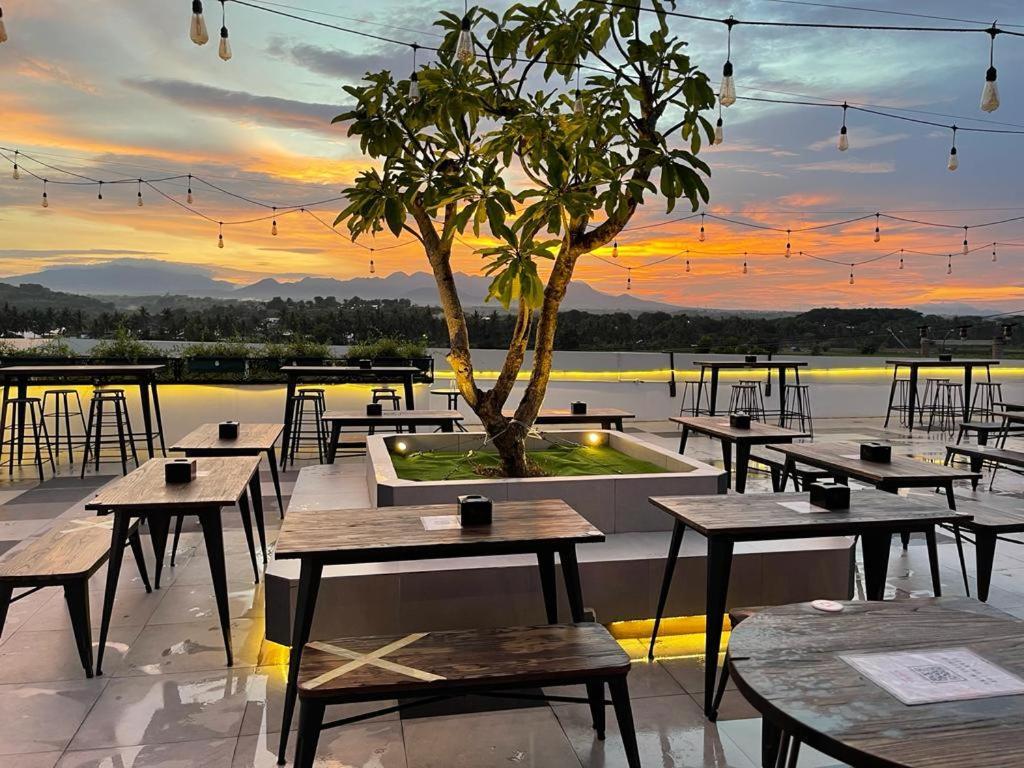 Kaloka Airport Hotel Sumbawa Besar Exterior foto