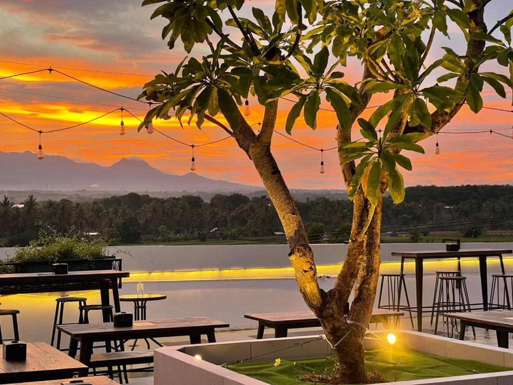 Kaloka Airport Hotel Sumbawa Besar Exterior foto
