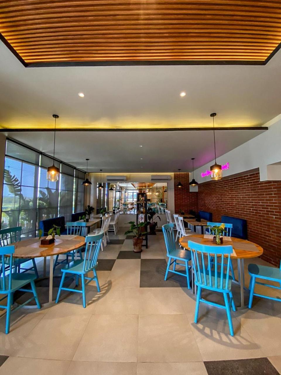 Kaloka Airport Hotel Sumbawa Besar Exterior foto